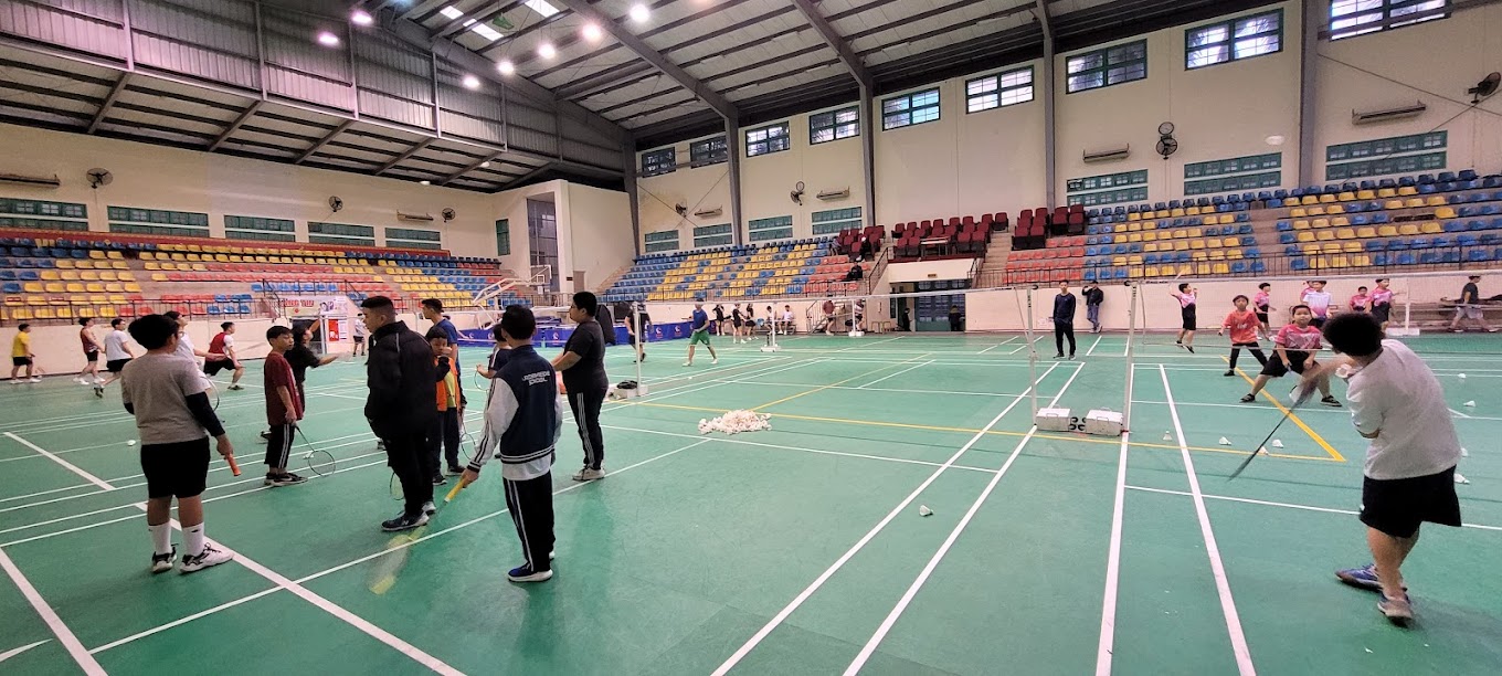Sân cầu lông nhà thi đấu Đại học Sư phạm Hà Nội